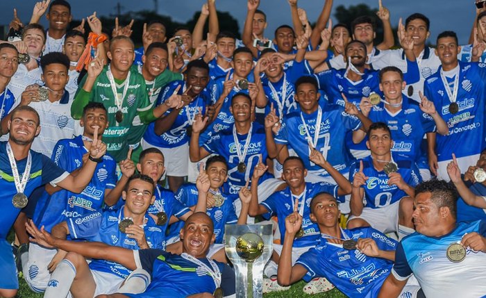 Campões, jogadores azulinos comemoraram bastante o título alagoano Sub-17