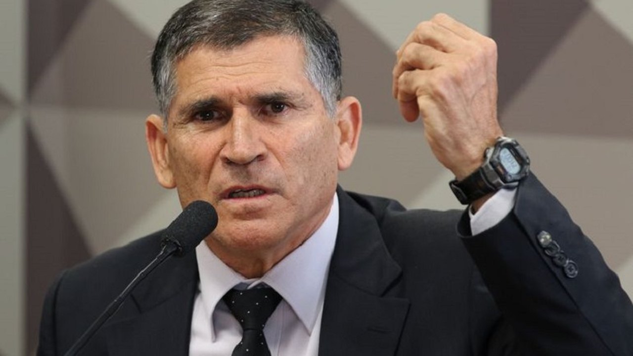 Santos Cruz resiste à ala bolsonarista do Podemos