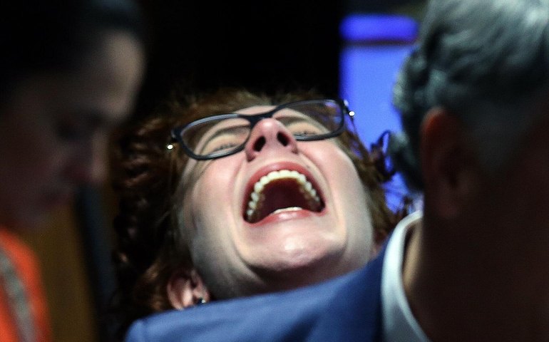 Condenada a 10 anos de prisão, Carla Zambelli deixa o Brasil e diz que vai se licenciar do mandato