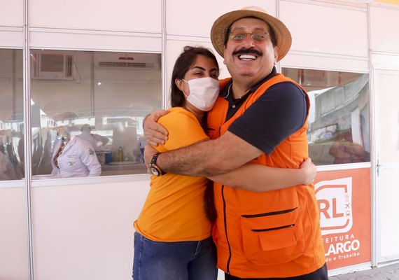 Prefeito Gilberto Gonçalves anuncia vacinação para jovens com 18 anos ou mais em Rio Largo