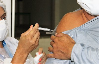 Pessoas com menos de 40 anos estão sendo vacinadas contra Covid em Penedo