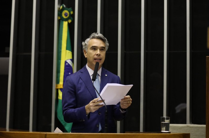 Câmara aprova relatório de Rafael Brito que cria SUS da Educação