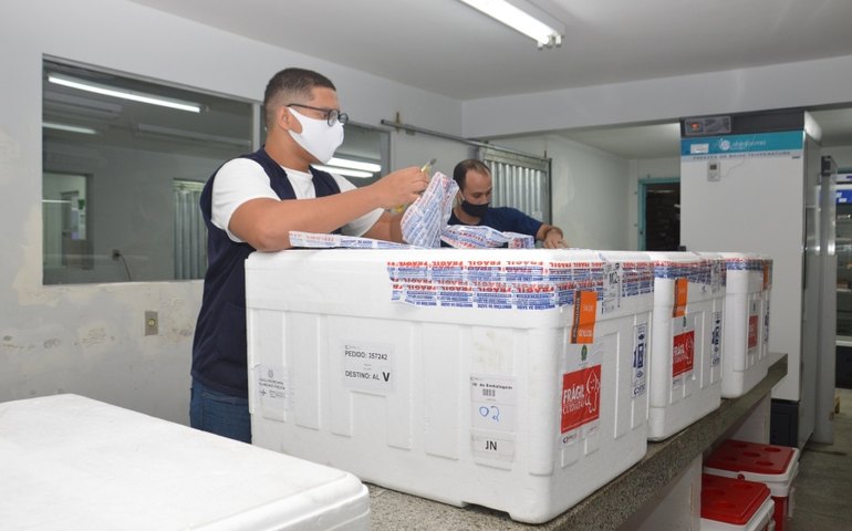 Covid-19: Alagoas recebe 104.490 doses de vacinas e distribuição começa nesta sexta (25)
