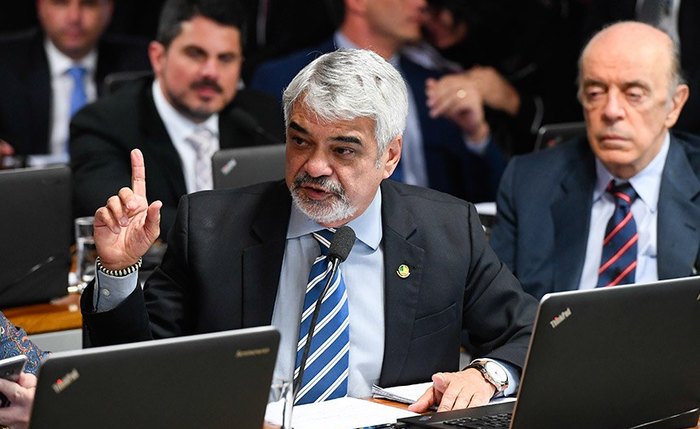 Humberto Costa argumenta que elevação da carga tributária é efetiva para reduzir o consumo e gerar novos recursos para combate ao vício