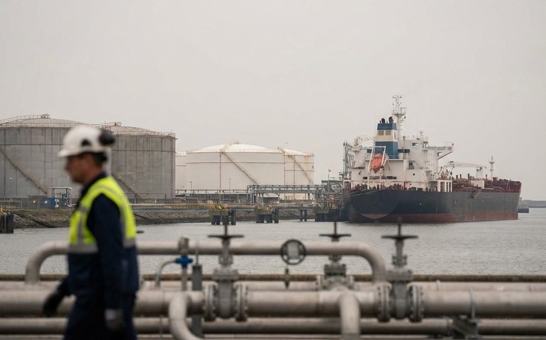 Petróleo fecha em queda após revisão de demanda e dados dos EUA