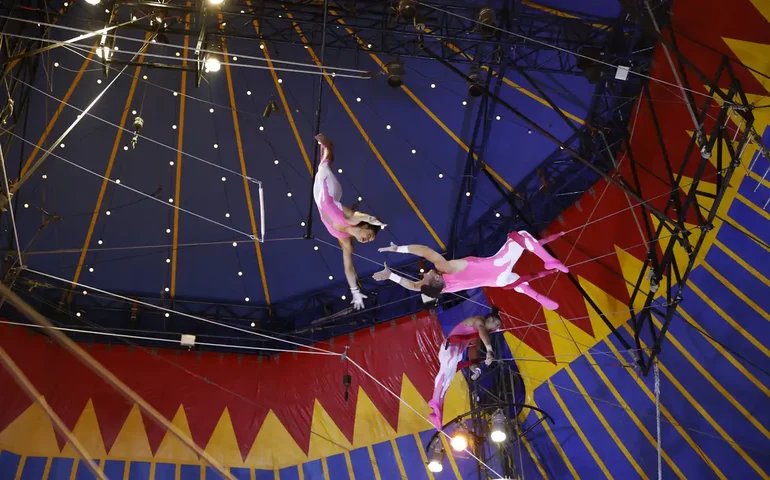 Tupinambás e artistas circenses fazem ritual de troca de saberes no RJ