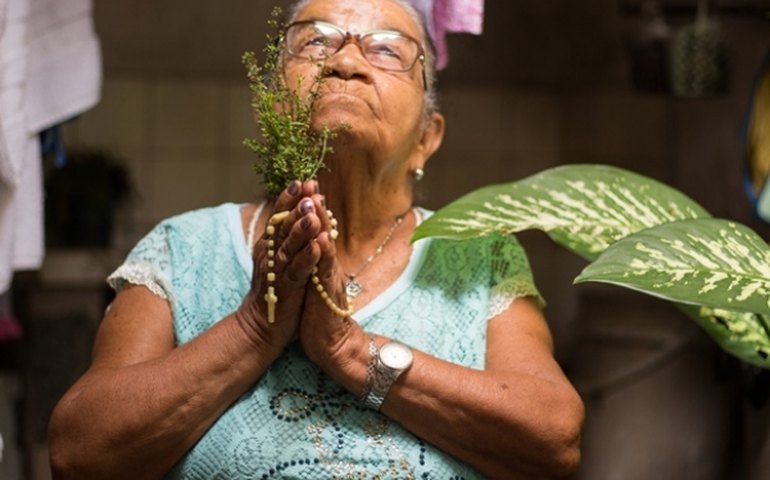 Exposição retrata a crença no poder da cura de mulheres alagoanas