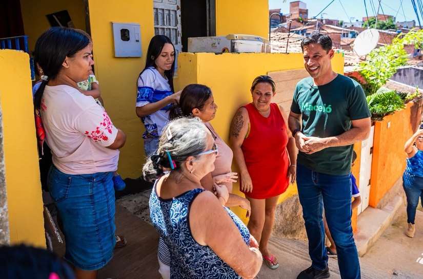 Prefeito Rodrigo Cunha vistoria obra do Beco da Baiuca e destaca transformação do Jacintinho