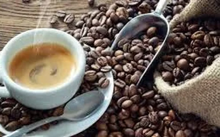 Consumo moderado de café pode retardar envelhecimento biológico em pessoas com transtornos psiquiátricos graves