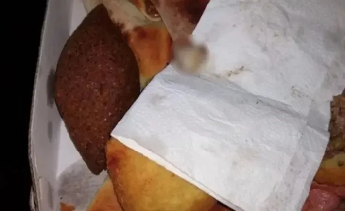 Adolescente encontra dedo no lanche