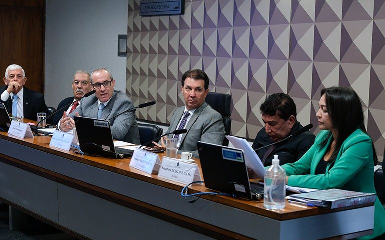 Governo e oposição criticam versão de Lawand sobre mensagens para Mauro Cid