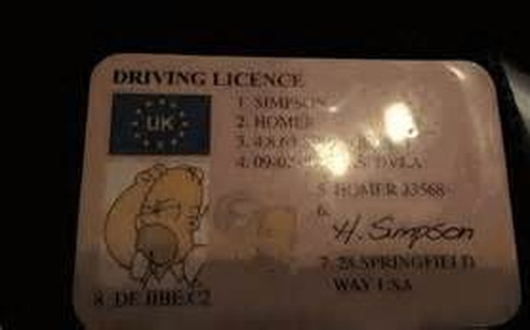 Polícia apreende carro de homem com habilitação de Homer Simpson