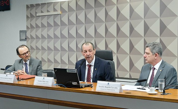 Omaz Aziz e o relator, Rogério Carvalho, com Thales de Queiroz Sampaio