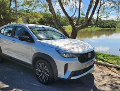 Fiat Fastback 2026 aposta na eletrificação leve para crescer no mercado - Divulgação (1).jpeg 