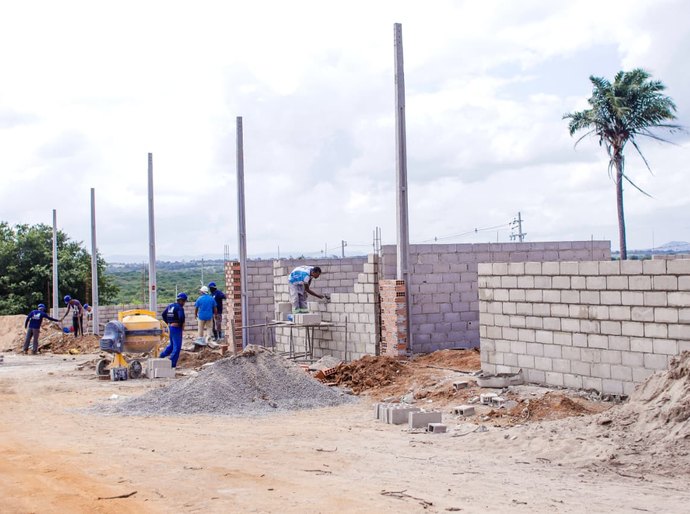 Obras do Loteamento Jardins da Montana geram empregos para moradores de Palmeira; prefeita visita local