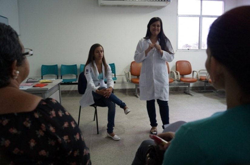 Estudantes orientam pacientes na área Azul do HGE