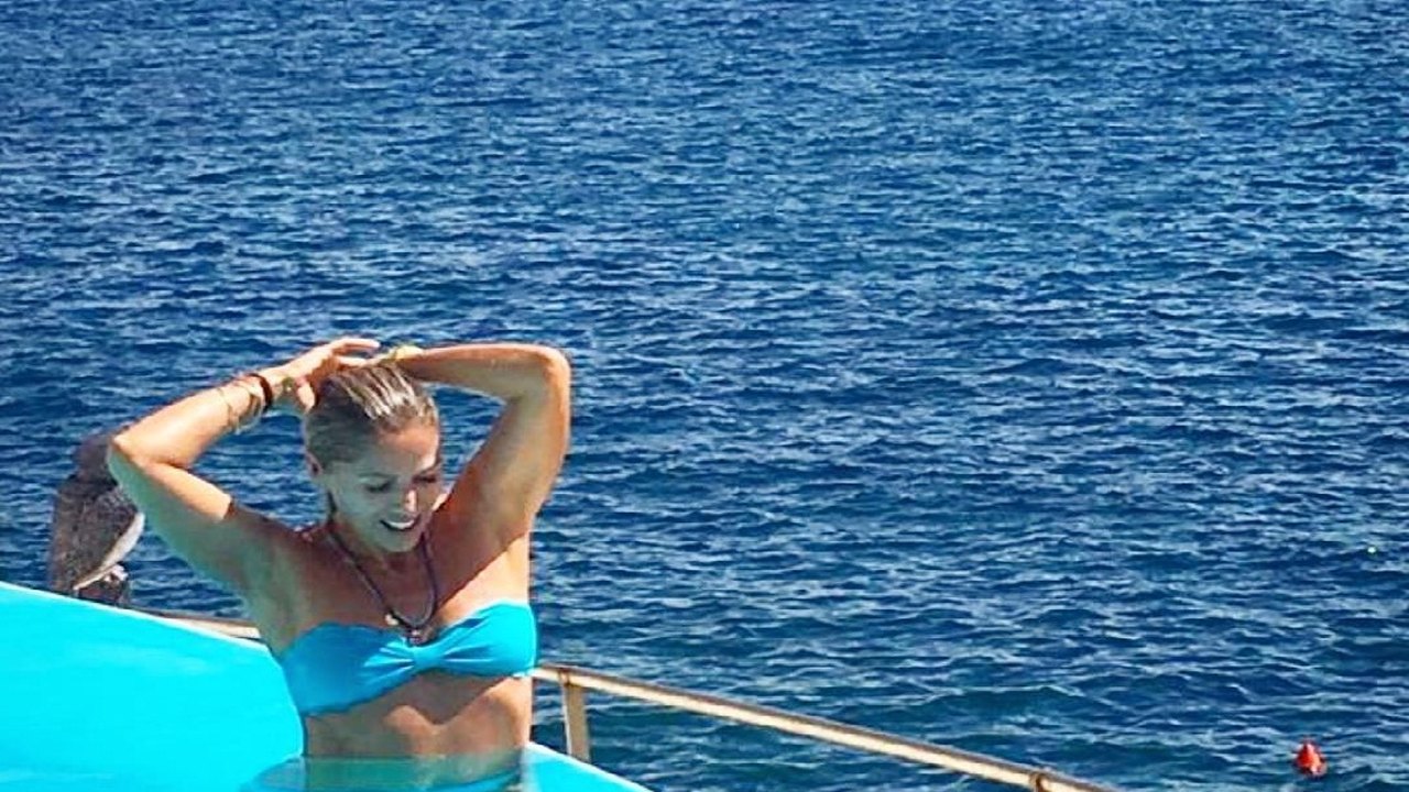 Adriane Galisteu inspira seguidores em foto em piscina de barco