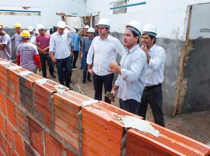 Rui Palmeira vistoria obras em escolas no Prado e Pontal