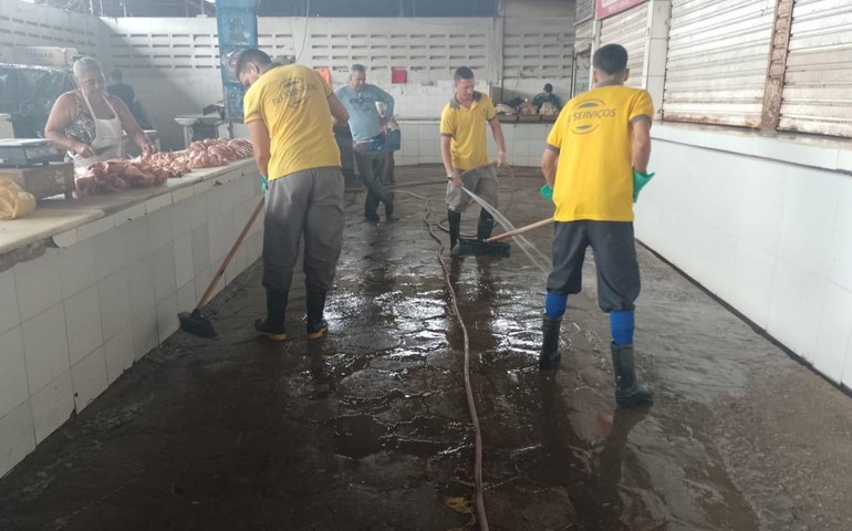 Após chuvas, Mercado da Produção passa por retirada de lixo e alas são lavadas