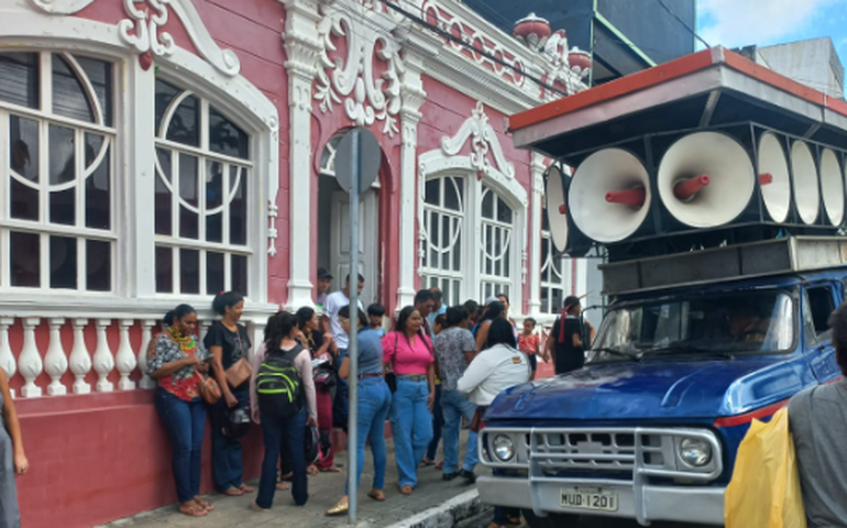 Indígenas da Aldeia Fazenda Canto protestam contra prefeita Luísa Duarte e ocupam Prefeitura de Palmeira dos Índios