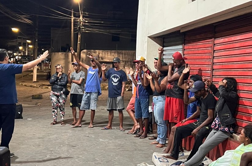 Igreja Fé e Atitude realiza ação social junto a moradores de rua de Maceió