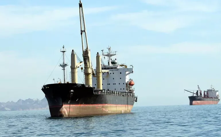 UKMTO alerta para situação crítica no Estreito de Ormuz, com queda drástica no trânsito de navios