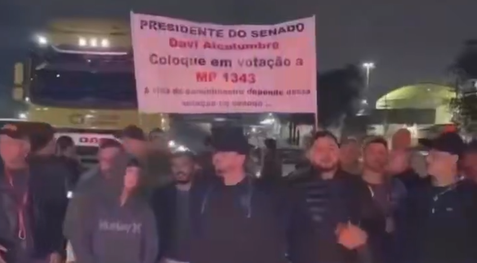 Caminhoneiros iniciaram paralisação no Porto de Santos nas primeiras horas desta segunda (13) / Foto: Reprodução