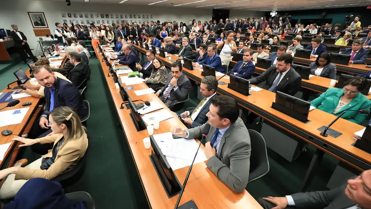 CCJ da Câmara retoma análise do fim da escala 6x1 nesta quarta