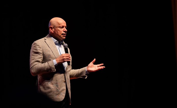 Leandro Karnal em palestra na Feira dos Municípios, em Maceió