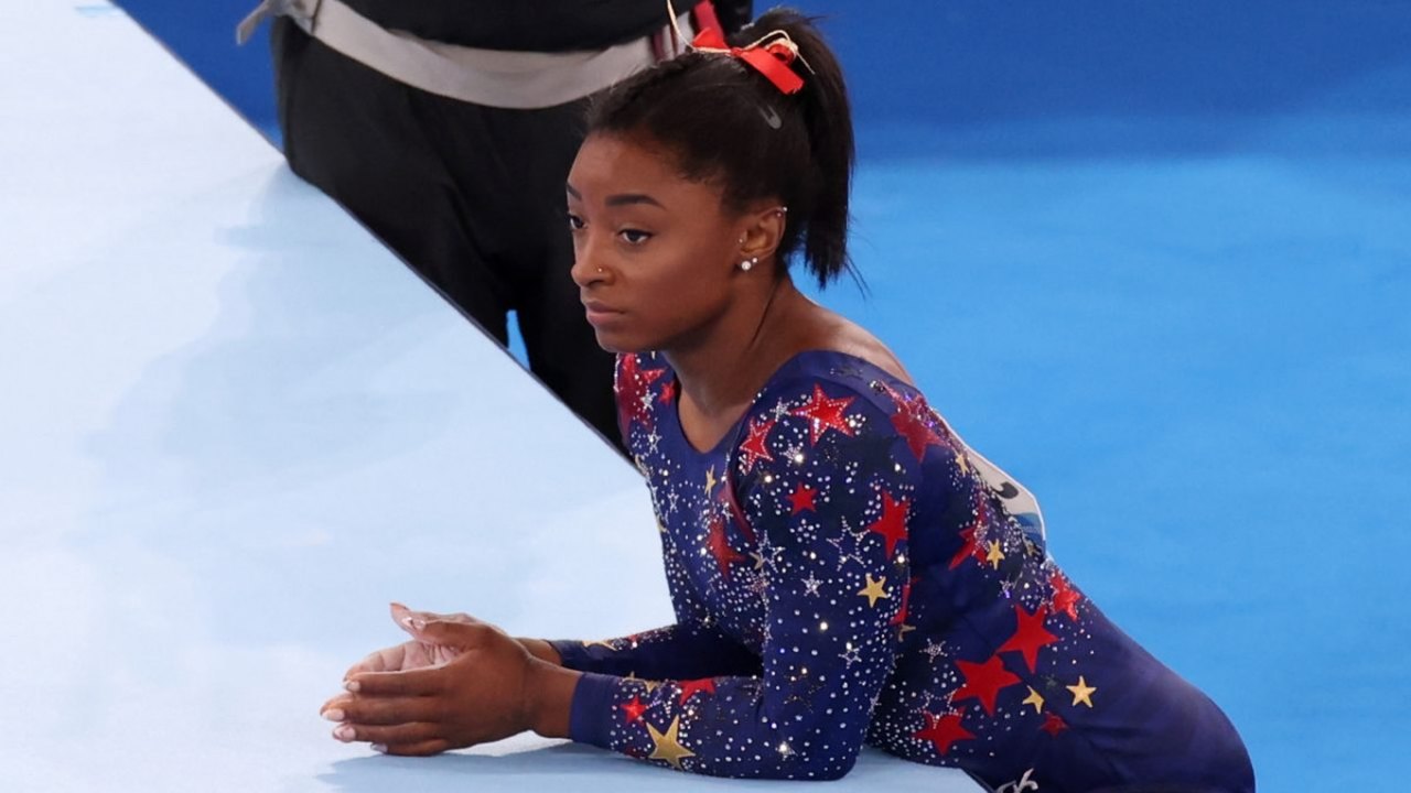 Simone Biles estreia com erros, mas consegue liderança na classificação geral