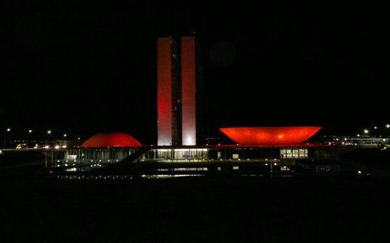Congresso recebe iluminação especial para conscientização sobre o mieloma múltiplo