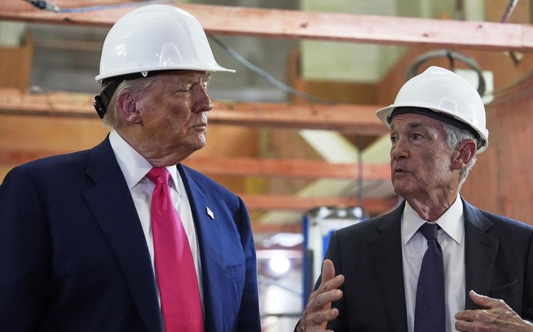 Trump visita o Fed e pressiona Powell em relação à taxa de juros