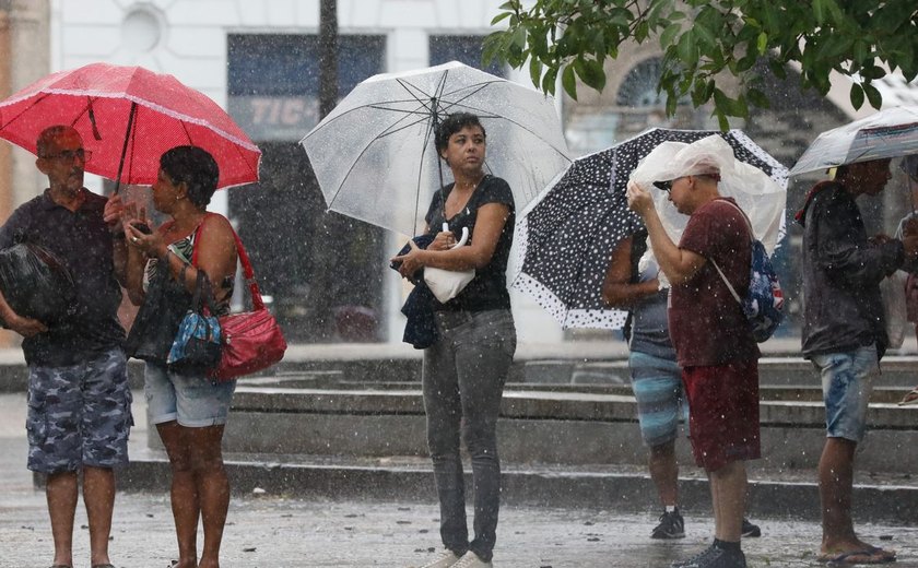 Inmet faz alerta para chuvas intensas em grande parte do país