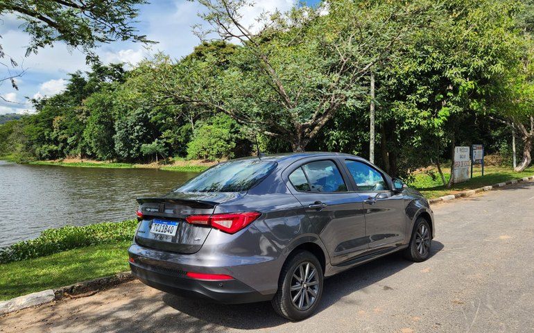 Modelo pode vir com câmbio CVT e o design atualizado é um dos destaques do sedã compacto