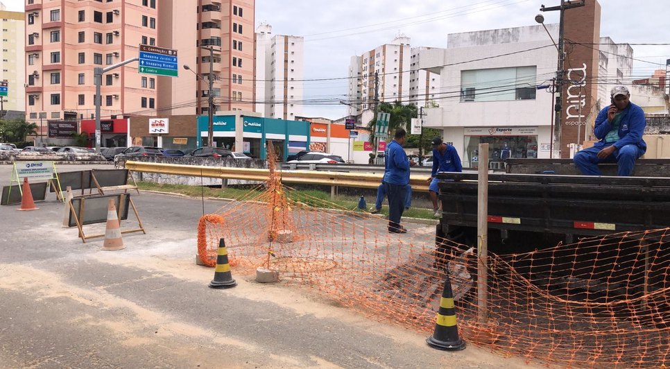 Cratera provoca bloqueio no trânsito em avenida na Zona Sul de Aracaju / Foto: Foto: Divulgação/Deso