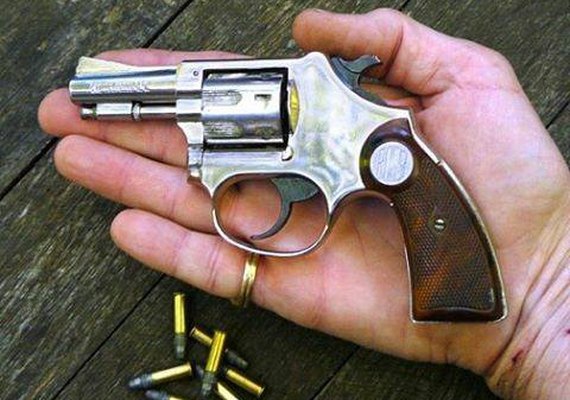 Homem com tornozeleira é preso por tráfico de drogas e porte ilegal de arma de fogo em Maceió