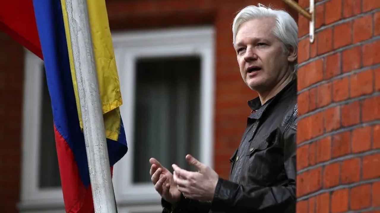 Assange concorda em se declarar culpado em troca de liberdade, encerrando impasse com os EUA