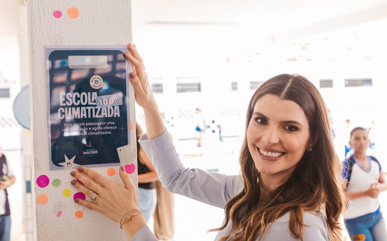 Primeira-dama de Maceió e Semed entregam selo à escola na parte alta