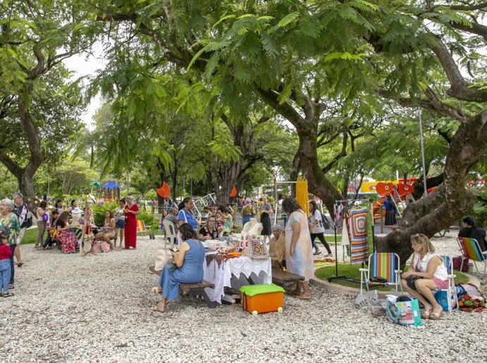 Economia Solidária promove Dia Mundial do Crochê na Praça Centenário
