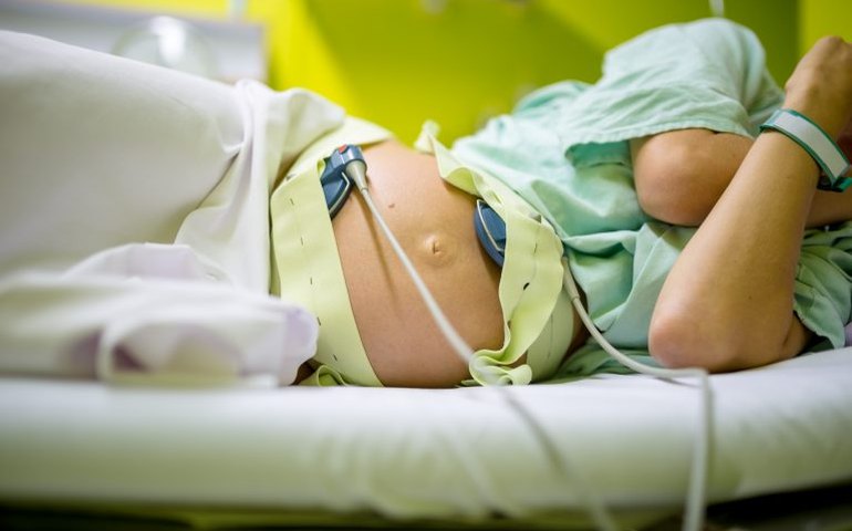 Comissão especial ouve vítimas de violência obstétrica