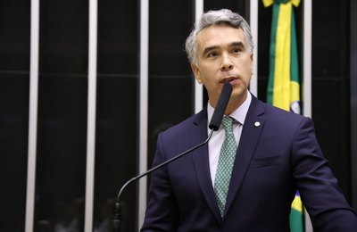 Rafael Brito defende revisão urgente do cálculo do piso nacional dos professores