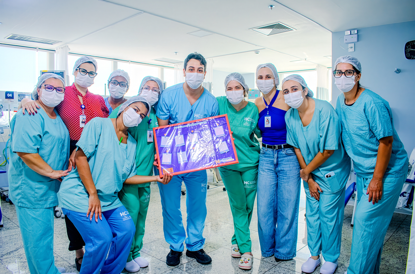 Mães de bebês prematuros homenageiam equipe da UTI Neonatal do Hospital da Cidade