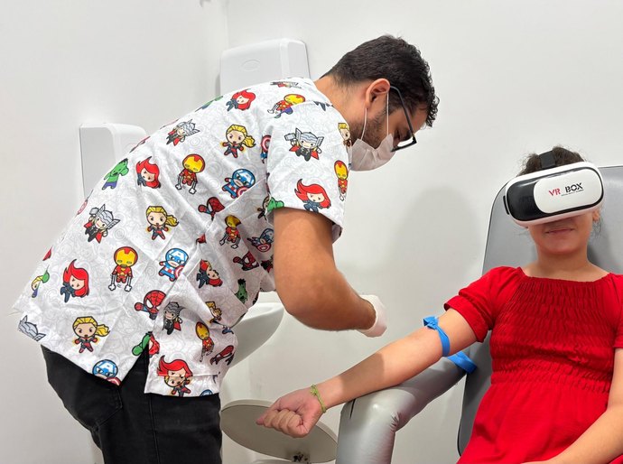 Realidade virtual transforma experiência de crianças em exames laboratoriais no Hospital do Coração Alagoano