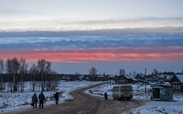 Céu exibe cores da bandeira russa na região de Kirov