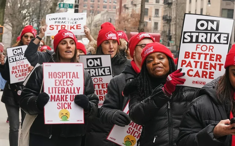 Enfermeiras de NYC em greve retomam negociações com hospitais no 4° dia