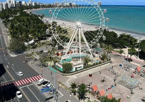 Estrutura da roda-gigante panorâmica começa a chegar em Maceió