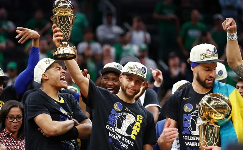 Curry se torna 11º jogador a ganhar 3 MVPs na mesma temporada da NBA