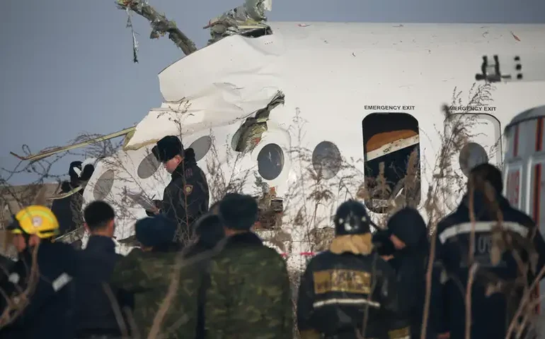 Ao menos 38 pessoas morreram em acidente com avião no Cazaquistão