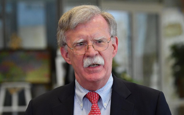 Putin terá vantagem em encontro com Trump no Alasca, diz Bolton