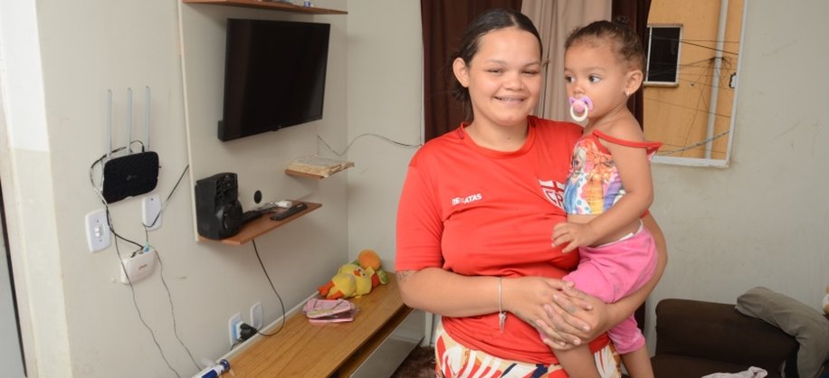 Valeska viveu 20 anos em barraco sem banheiro; hoje tem um apartamento de cinco cômodos. Foto: Beto Macário/Secom Maceió